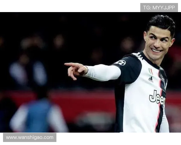 足球明星在豪华游艇上展现惊人球技引发海上热潮